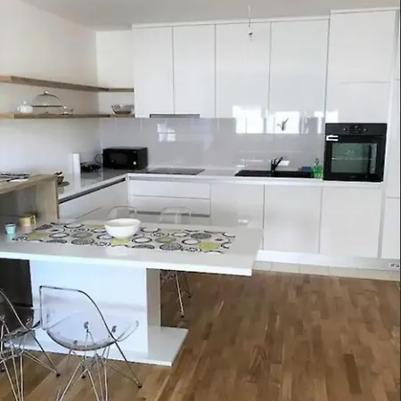 White Gardenia St Apartment