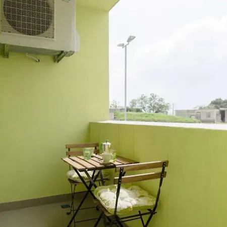 Apartment White Gardenia St Split