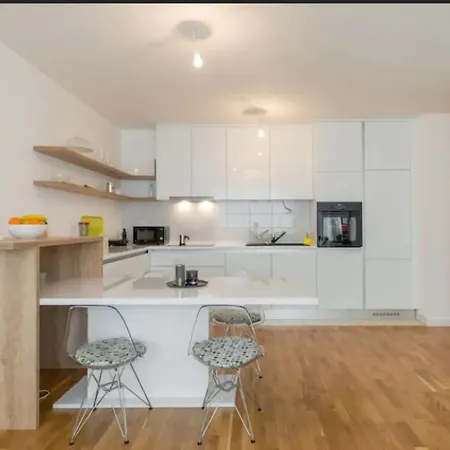 Apartment White Gardenia St