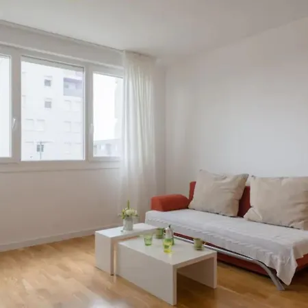 Apartment White Gardenia St *