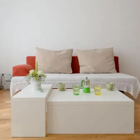 White Gardenia St Apartment