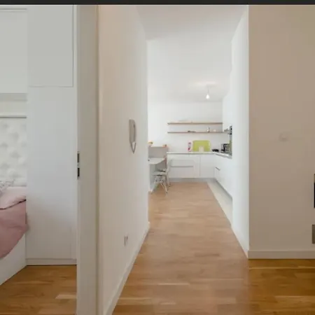White Gardenia St Apartment Split