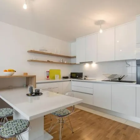 Apartment White Gardenia St Split